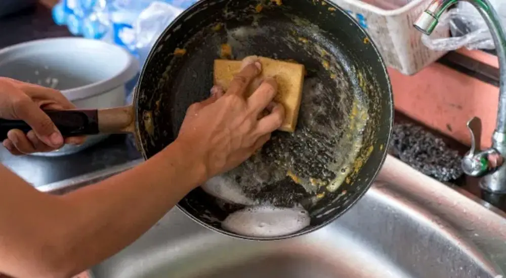 clean burnt sugar from baking pan