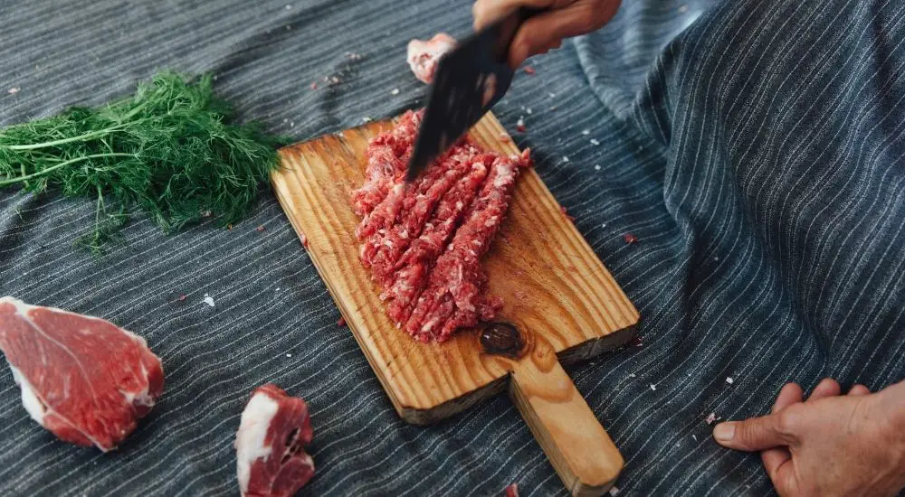 Knife to cut frozen meat